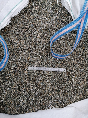 Kamenclub.ru: Галька речная окат (серая) фр.3-5 мм купить  в Воронеже галька речная серая бежевый темно-серый окатанный речной камень округлый 9500 руб/т   фото КАМЕНЬ КЛУБ