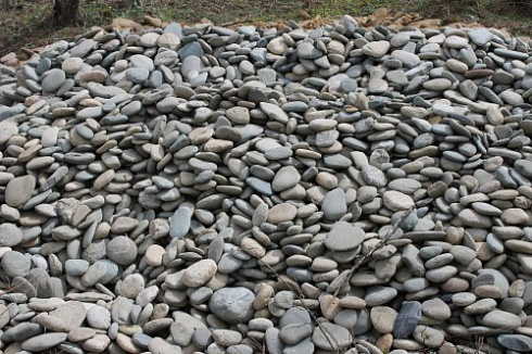 Kamenclub.ru: Галька речная плоская (ассорти) фр. 100-200-300 мм. купить  в Воронеже галька плоская разноцветная серый белый темно-серый синий речная галька ландшафтная 8000 руб/т   фото КАМЕНЬ КЛУБ