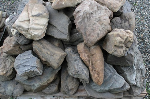 Kamenclub.ru: Песчаник декоративный ландшафтный (фр. 300-500 мм)  купить в Воронеже песчаник желтый рыжий серый зеленый валун речной окатанный природный песчаника 4 500 руб/т   фото КАМЕНЬ КЛУБ