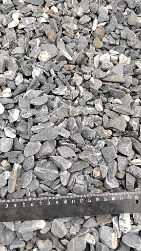 Kamenclub.ru: Щебень галтованный черный (мрамор) фр.10-20 мм.  купить в Воронеже мрамор черный с белыми прожилками, черный, белый окатанный округлый ландшафтный декоративный щебень 15000 руб/т   фото КАМЕНЬ КЛУБ