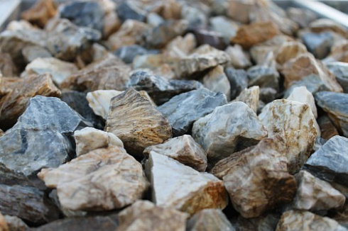 Kamenclub.ru: Мраморная крошка (щебень крошка медовый) фр. 20-40 мм.  купить в Воронеже мрамор бежевый рыжий желтый ландшафтная мраморная крошка 12000 руб/т   фото КАМЕНЬ КЛУБ