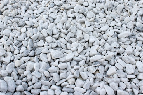 Kamenclub.ru: Щебень галтованный белый (мрамор) фр.5-10 мм.  купить в Воронеже мрамор белый, айвори, молочный каменная мраморная декоративная ландшафтная крошка 17000 руб/т   фото КАМЕНЬ КЛУБ