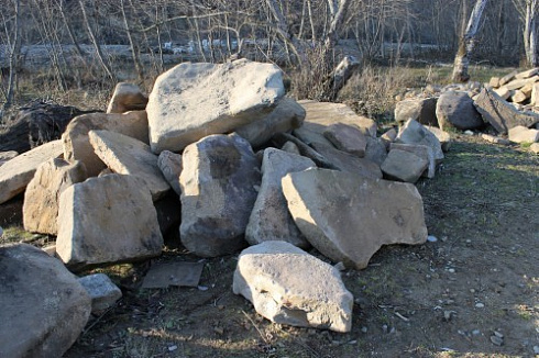 Kamenclub.ru: Песчаник плиты - плахи - пошаговые дорожки (фр. 70-150 мм)  купить в Воронеже песчаник серый бежевый желтый зеленый колотый песчаник строительный 6500 руб/т   фото КАМЕНЬ КЛУБ