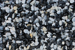 Kamenclub.ru: Мраморная крошка (щебень галтованный микс:белый-черный) фр.10-20 мм.  купить в Воронеже мрамор белый, черный окатанные округлые декоративные ландшафтные камни щебня 15500 руб/т   фото КАМЕНЬ КЛУБ