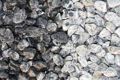 Kamenclub.ru: Щебень галтованный черный (мрамор) фр.20-40 мм.  купить в Воронеже мрамор черный с белыми прожилками мрамор окатанный округлый 15000 руб/т   фото КАМЕНЬ КЛУБ