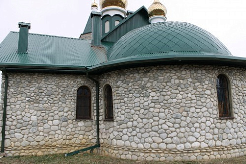 Kamenclub.ru: Галька речная плоская (бело-серая) фр. 100-200-300 мм. купить  в Воронеже галька речная плоская серый, белый, бело-серый, серо-белый речная галька плоская  9000 руб/т   фото КАМЕНЬ КЛУБ