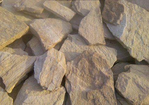 Kamenclub.ru: Песчаник пластушка "фонтанка" желтая (3,0 - 5,0 см)  купить в Воронеже песчаник желтая, рыжий, желтый песчаник колотый рваный со сколом облицовочный 16200 руб/м3   фото КАМЕНЬ КЛУБ