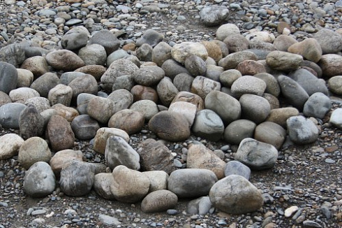 Kamenclub.ru: Речной валун (Ассорти) фр.100-300 мм.  купить в Воронеже галечник серый, темно-серый, светло-серый речная галька крупных размеров 4200 руб/т   фото КАМЕНЬ КЛУБ