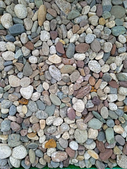 Kamenclub.ru: Галька горная речная окат (цветная) фр. 20-40 мм. купить  в Воронеже галька речная серый синий бежевый белый окатанная речная галька ландшафтная 6800 руб/т   фото КАМЕНЬ КЛУБ