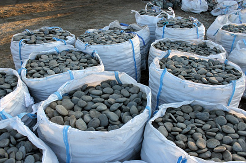 Kamenclub.ru: Галька речная плоская (ассорти) фр. 100-200-300 мм. купить  в Воронеже галька плоская разноцветная серый белый темно-серый синий речная галька ландшафтная 8000 руб/т   фото КАМЕНЬ КЛУБ