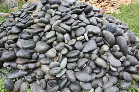 Kamenclub.ru: Темно-серый валунчик фр.100-300 мм.  купить в Воронеже крупный природный камень серый, темно-серый, светло-серый речная галька большого размера окатанная 4500 руб/т   фото КАМЕНЬ КЛУБ