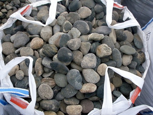 Kamenclub.ru: Галька речная плоская (ассорти) фр. 70-150 мм. купить  в Воронеже галька галечник серый белый темно-серый синий светло-серый плоская природная галька  9000 руб/т   фото КАМЕНЬ КЛУБ