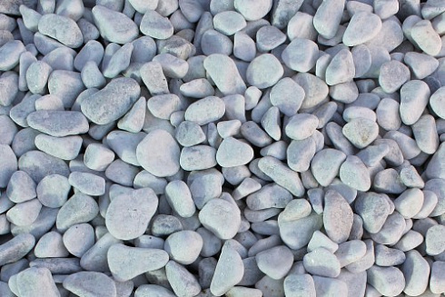 Kamenclub.ru: Щебень галтованный белый (мрамор) фр.5-10 мм.  купить в Воронеже мрамор белый, айвори, молочный каменная мраморная декоративная ландшафтная крошка 17000 руб/т   фото КАМЕНЬ КЛУБ