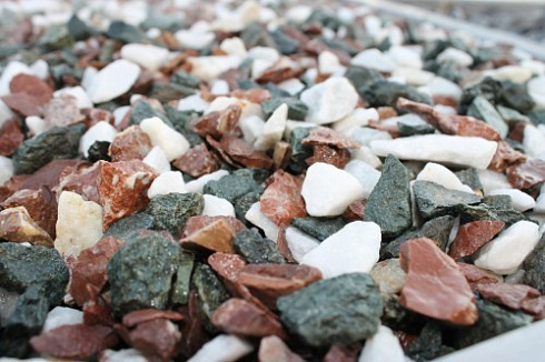 Kamenclub.ru: Мраморная крошка (щебень крошка микс: белый-зеленый-розовый) фр. 10-20 мм.  купить в Воронеже мрамор белый, зеленый, розовый декоративный ландшафтный колотый щебень 12000 руб/т   фото КАМЕНЬ КЛУБ