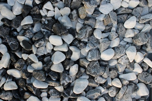 Kamenclub.ru: Мраморная крошка (щебень галтованный микс:: белый-черный) фр.20-40 мм  купить в Воронеже мрамор белый, черный мраморный галтованный щебень 15500 руб/т   фото КАМЕНЬ КЛУБ