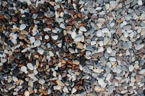 Kamenclub.ru: Мраморная крошка (щебень галтованный микс:белый-черный-розовый-медовый) фр.10-20 мм.  купить в Воронеже мрамор белый, медовый, черный, розовый мраморный декоративный ландшафтный окатанный округлый галтованный щебень 15500 руб/т   фото КАМЕНЬ КЛУБ