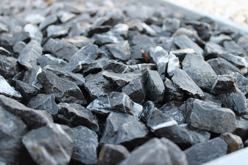 Kamenclub.ru: Щебень крошка черный (мрамор) фр. 5-10 мм.  купить в Воронеже мрамор черный с белыми прожилками, черный, белый мраморная крошка декоративная ландшафтная 11000 руб/т   фото КАМЕНЬ КЛУБ