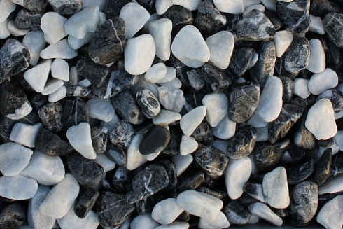 Kamenclub.ru: Мраморная крошка (щебень галтованный микс:: белый-черный) фр.20-40 мм  купить в Воронеже мрамор белый, черный мраморный галтованный щебень 15500 руб/т   фото КАМЕНЬ КЛУБ