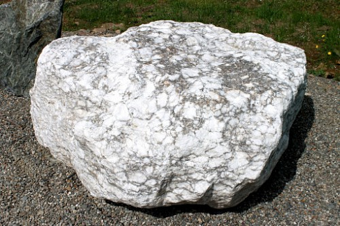 Kamenclub.ru: Мраморизированный известняк фр.500-1500 мм.  купить в Воронеже    10000 руб/т   фото КАМЕНЬ КЛУБ