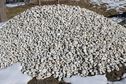 Kamenclub.ru: Галька речная окат (серо-белая) фр. 70-120 мм купить  в Воронеже галька галечник бело-серая, серо-белая, серая, белая речная природная галька  8000 руб/т   фото КАМЕНЬ КЛУБ