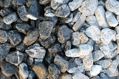 Kamenclub.ru: Щебень галтованный черный (мрамор) фр. 50-100 мм.  купить в Воронеже мрамор черный с белыми прожилками щебень ландшафтный мраморный 15000 руб/т   фото КАМЕНЬ КЛУБ