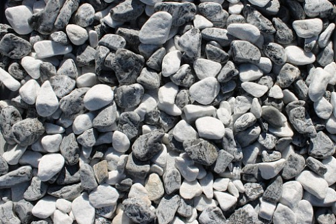 Kamenclub.ru: Мраморная крошка (щебень галтованный микс:: белый-черный) фр.20-40 мм  купить в Воронеже мрамор белый, черный мраморный галтованный щебень 15500 руб/т   фото КАМЕНЬ КЛУБ