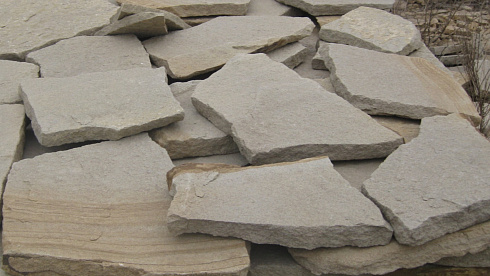 Kamenclub.ru: Песчаник пластушка светло-серый (2,0 см)  купить в Воронеже плитняк- ластушка светло-серый, серый рваный ландшафтный плитняк колотый 13800 руб/м3   фото КАМЕНЬ КЛУБ
