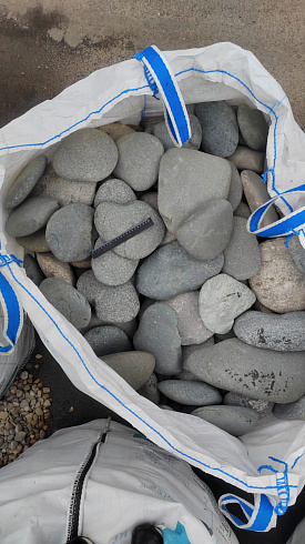 Kamenclub.ru: Галька речная плоская (темно-серая) фр. 70-150 мм. купить  в Воронеже галечник природный темно-серый серый синий речная плоская природная окатанная  9000 руб/т   фото КАМЕНЬ КЛУБ