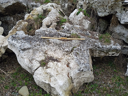 Kamenclub.ru: Выветренный известняк (степной) фр. 500-1500 мм.  купить в Воронеже    10000 руб/т   фото КАМЕНЬ КЛУБ