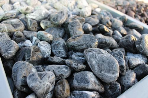 Kamenclub.ru: Щебень галтованный черный (мрамор) фр.20-40 мм.  купить в Воронеже мрамор черный с белыми прожилками мрамор окатанный округлый 15000 руб/т   фото КАМЕНЬ КЛУБ