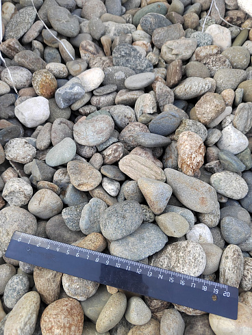 Kamenclub.ru: Галька речная окат (пестрая) фр. 20-40 мм. купить  в Воронеже галька речная пестрая, серая, серые оттенки галька речная окатанная округлая 5000 руб/т   фото КАМЕНЬ КЛУБ