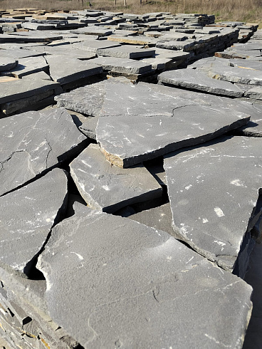 Kamenclub.ru: Песчаник пластушка светло-серый (2,0 см)  купить в Воронеже плитняк- ластушка светло-серый, серый рваный ландшафтный плитняк колотый 13800 руб/м3   фото КАМЕНЬ КЛУБ