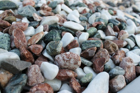 Kamenclub.ru: Мраморная крошка (щебень галтованный микс:белый-зеленый-розовый) фр.20-40 мм.  купить в Воронеже мрамор белый, зеленый, розовый мрамор декоративный (галтовка) 15500 руб/т   фото КАМЕНЬ КЛУБ