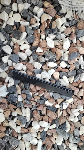 Kamenclub.ru: Мраморная крошка (щебень галтованный микс:белый-зеленый-розовый) фр.20-40 мм.  купить в Воронеже мрамор белый, зеленый, розовый мрамор декоративный (галтовка) 15500 руб/т   фото КАМЕНЬ КЛУБ