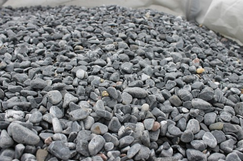 Kamenclub.ru: Щебень галтованный черный (мрамор) фр.10-20 мм.  купить в Воронеже мрамор черный с белыми прожилками, черный, белый окатанный округлый ландшафтный декоративный щебень 15000 руб/т   фото КАМЕНЬ КЛУБ