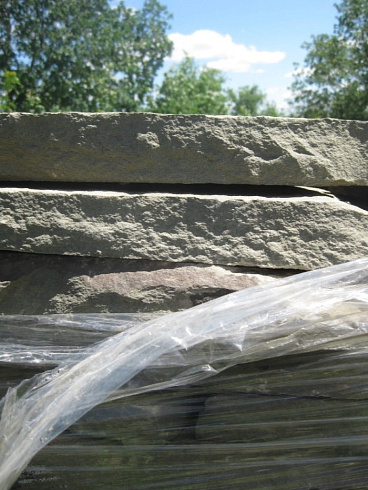 Kamenclub.ru: Песчаник пластушка серо-зеленый (4,0 см- 5,0 см)  купить в Воронеже песчаник серо-зеленый, серый, зеленый песчаник рваный ландшафтный колотый 9000 руб/м3   фото КАМЕНЬ КЛУБ