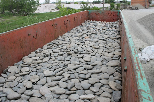 Kamenclub.ru: Галька речная плоская (серо-белая) фр. 70-120 мм. купить  в Воронеже галька галечник речной серый, белый окатанная плоская  природная галька 9000 руб/т   фото КАМЕНЬ КЛУБ