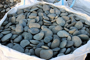 Kamenclub.ru: Галька речная плоская (темно-серая) фр. 100-200-300 мм. купить в Воронеже галька речная плоская темно-серый, серый, синий речной галечник плоский 9000 руб/т   фото КАМЕНЬ КЛУБ