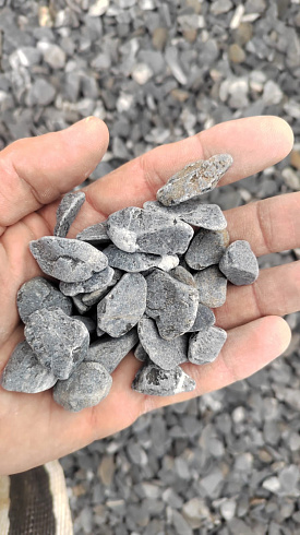 Kamenclub.ru: Щебень галтованный черный (мрамор) фр.10-20 мм.  купить в Воронеже мрамор черный с белыми прожилками, черный, белый окатанный округлый ландшафтный декоративный щебень 15000 руб/т   фото КАМЕНЬ КЛУБ