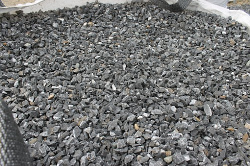 Kamenclub.ru: Щебень крошка черный (мрамор) фр. 10-20 мм.  купить в Воронеже мрамор черный с белыми прожилками, черный, белый каменная ландшафтная декоративная крошка щебня 11000 руб/т   фото КАМЕНЬ КЛУБ