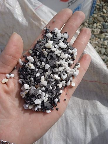 Kamenclub.ru: Мраморная крошка (щебень крошка микс : белый-черный-розовый) фр. 5-10 мм.  купить в Воронеже мрамор белый, черный, розовый, разноцветный микс декоративная мраморная каменная крошка 12000 руб/т   фото КАМЕНЬ КЛУБ