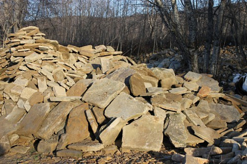 Kamenclub.ru: Песчаник плиты - плахи - пошаговые дорожки (фр. 70-150 мм)  купить в Воронеже песчаник серый бежевый желтый зеленый колотый песчаник строительный 6500 руб/т   фото КАМЕНЬ КЛУБ