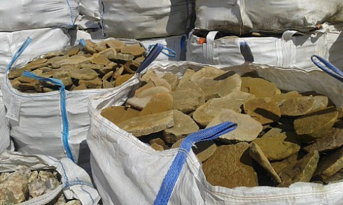 Kamenclub.ru: Песчаник колотый для облицовки (фр. 2-3 см)  купить в Воронеже песчаник бежевый серый рыжий песчаник строительный 5000 руб/т   фото КАМЕНЬ КЛУБ