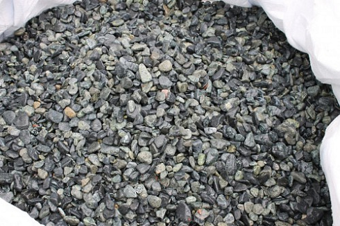 Kamenclub.ru: Щебень галтованный зеленый (змеевик) фр. 20-40 мм.  купить в Воронеже мрамор зеленый, салатовый оголтованный щебень мраморный 12500 руб/т   фото КАМЕНЬ КЛУБ