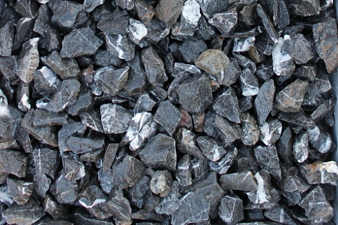 Kamenclub.ru: Щебень крошка черный (мрамор) фр. 3-5 мм.  купить в Воронеже мрамор черный белый с прожилками щебень мраморный декоративный колотый 18000 руб/т   фото КАМЕНЬ КЛУБ