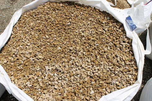 Kamenclub.ru: Щебень крошка желтый (песчаник) фр. 10-20 мм.  купить в Воронеже песчаник бежевый, серый, рыжий декоративный ландшафтный щебень колотый 9500 руб/т   фото КАМЕНЬ КЛУБ