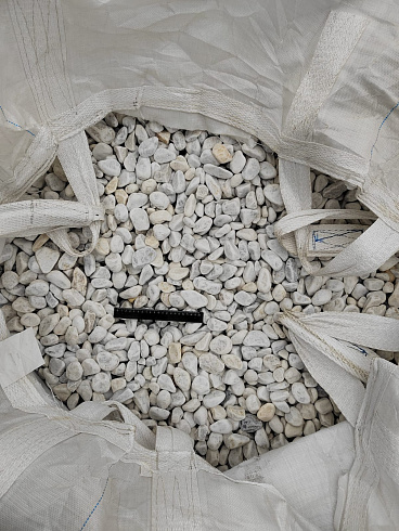 Kamenclub.ru: Мраморная крошка (щебень галтованный белый) фр.40-70 мм.  купить в Воронеже мрамор белый молочный айвори окатанный округлый природный камень 17000 руб/т   фото КАМЕНЬ КЛУБ