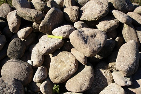 Kamenclub.ru: Конгломераты фр. 300-1000 мм.  купить в Воронеже кварц мрамор диабаз коричневый, серый зеленоватый речной валун крупный 6500 руб/т   фото КАМЕНЬ КЛУБ