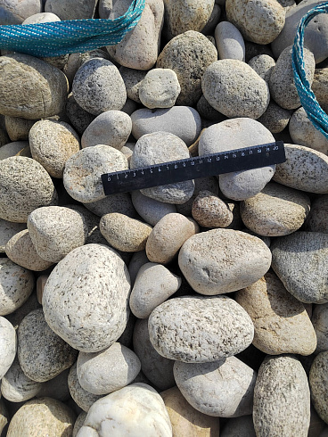 Kamenclub.ru: Галька речная окат (серо-белая) фр. 70-120 мм купить  в Воронеже галька галечник бело-серая, серо-белая, серая, белая речная природная галька  8000 руб/т   фото КАМЕНЬ КЛУБ