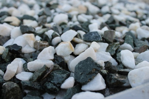 Kamenclub.ru: Мраморная крошка (щебень крошка микс: белый-зеленый) фр. 10-20 мм.  купить в Воронеже мрамор белый, зеленый каменная ландшафтная декоративная крошка щебня 9500 руб/т   фото КАМЕНЬ КЛУБ